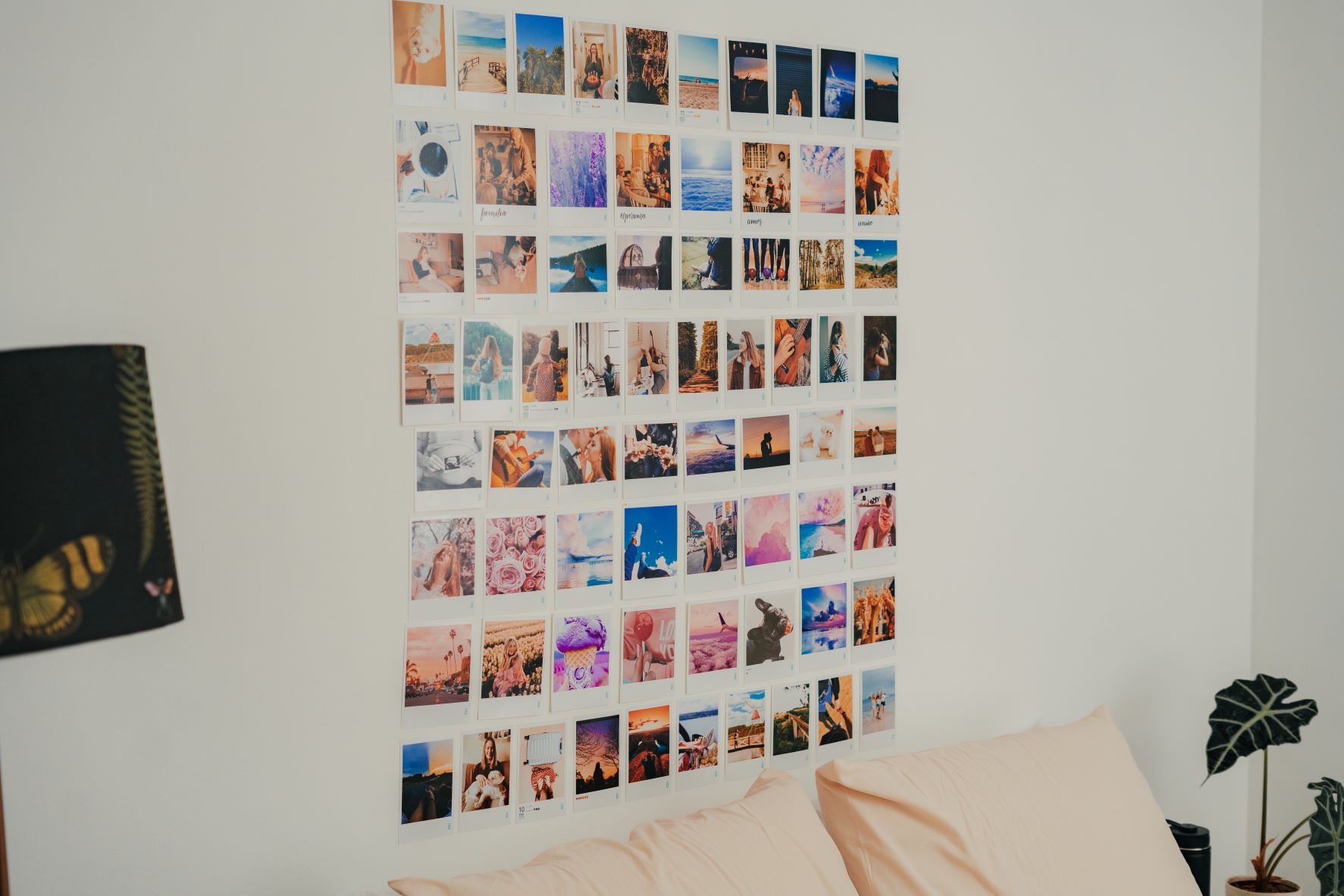 ideias de exposição de fotos em quarto