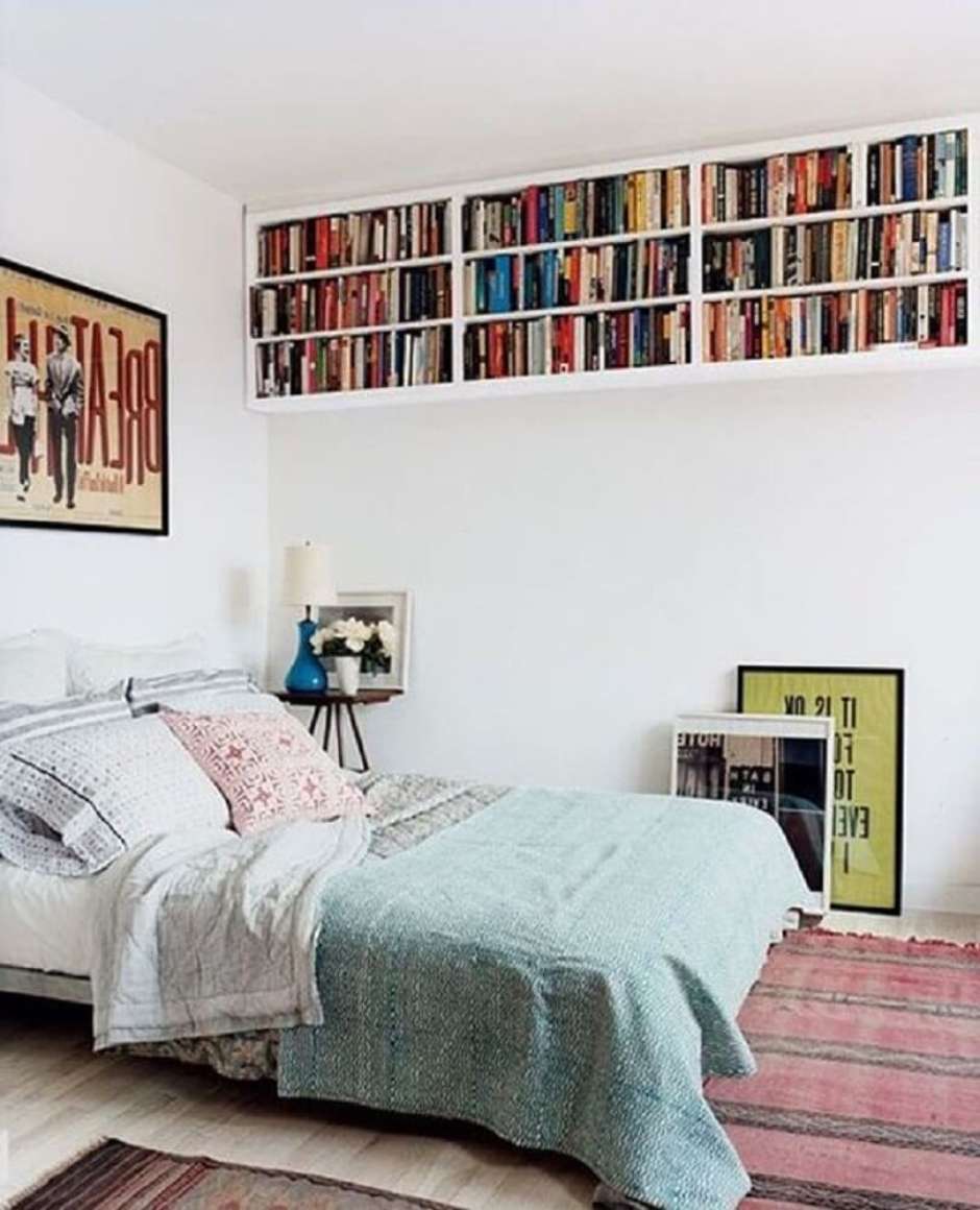 como organizar livros em prateleiras no quarto
