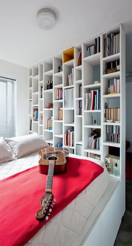 decoracao de quarto com prateleiras para livros