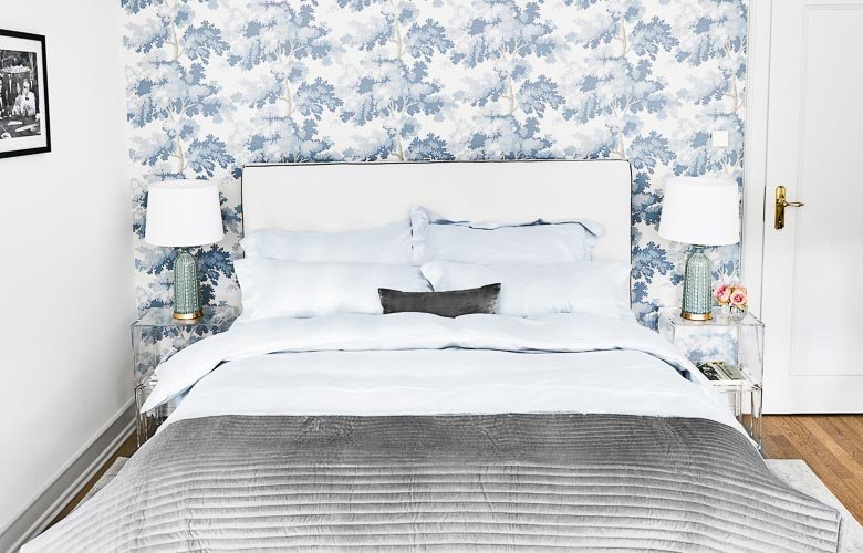 papel de parede ripado e mármore para dormitório