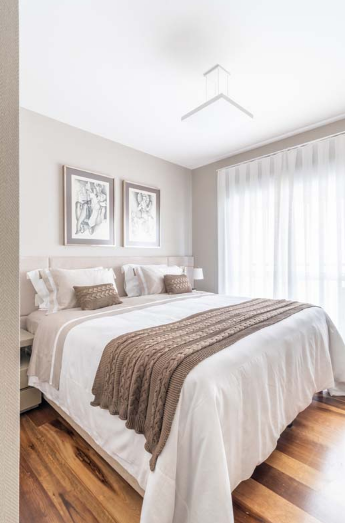 quarto de casal pequeno e aconchegante