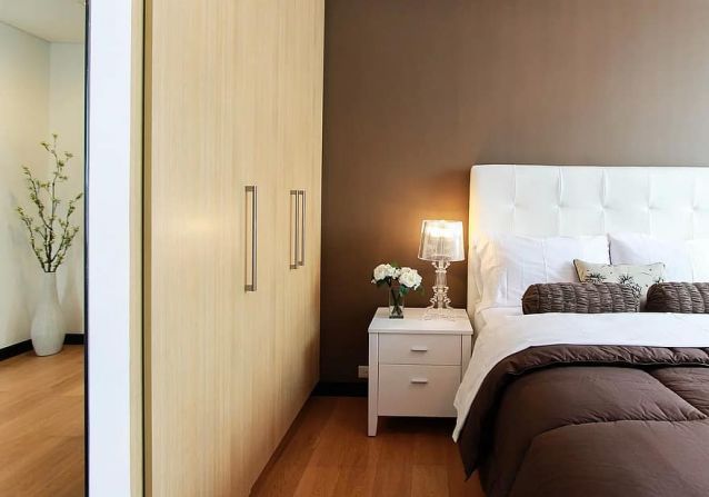 quarto de casal pequeno gastando pouco