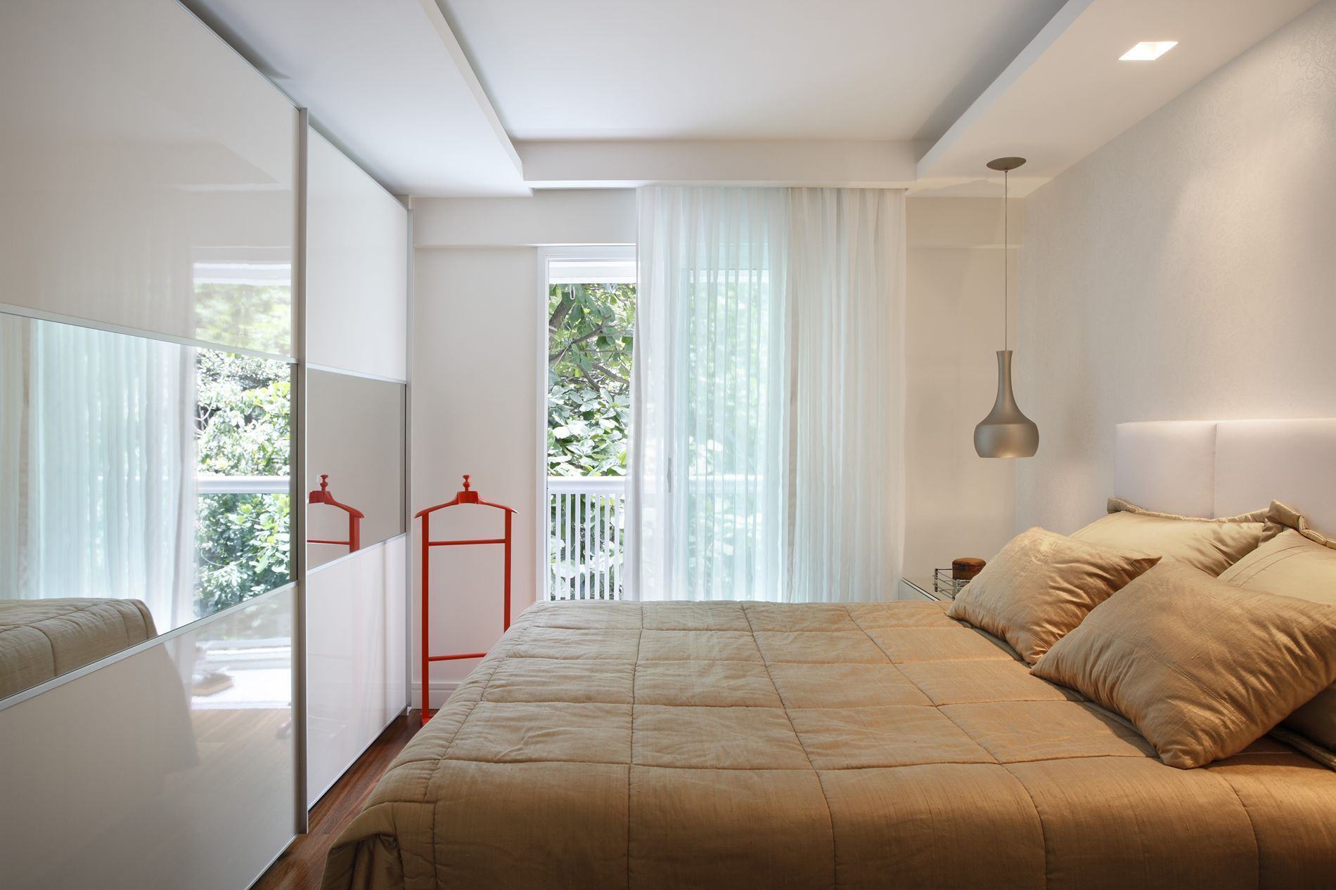 Texturas e Conforto: Escolhendo Roupas de Cama e Tapetes para seu Quarto