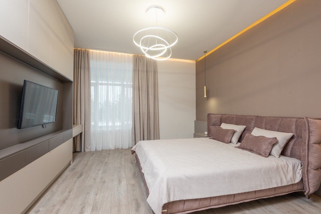 decoracao de quarto pequeno de casal com tv