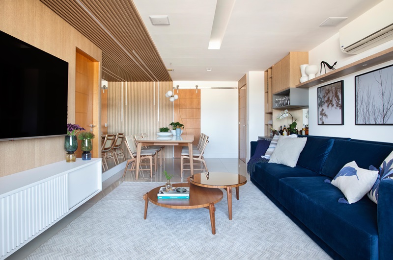 Decoração de sala com sofá azul: dicas e inspirações