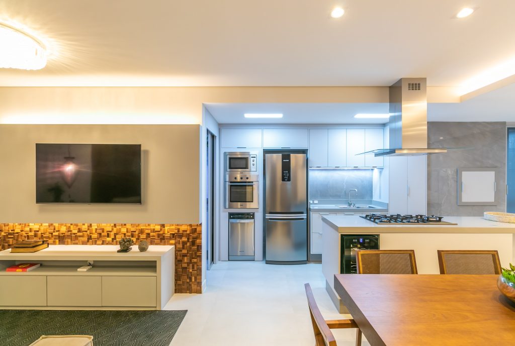 Iluminação estratégica para sala e cozinha integradas