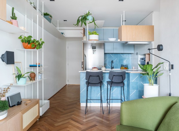 Iluminação estratégica para sala e cozinha integradas