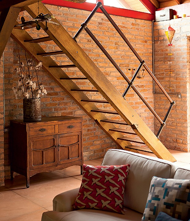 estante em formato de escada para sala