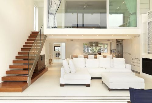 home office embaixo da escada