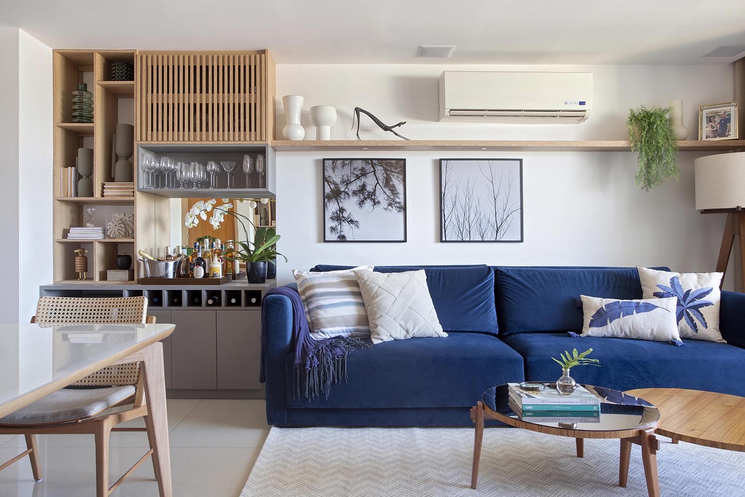 decoracao de sala com sofa azul