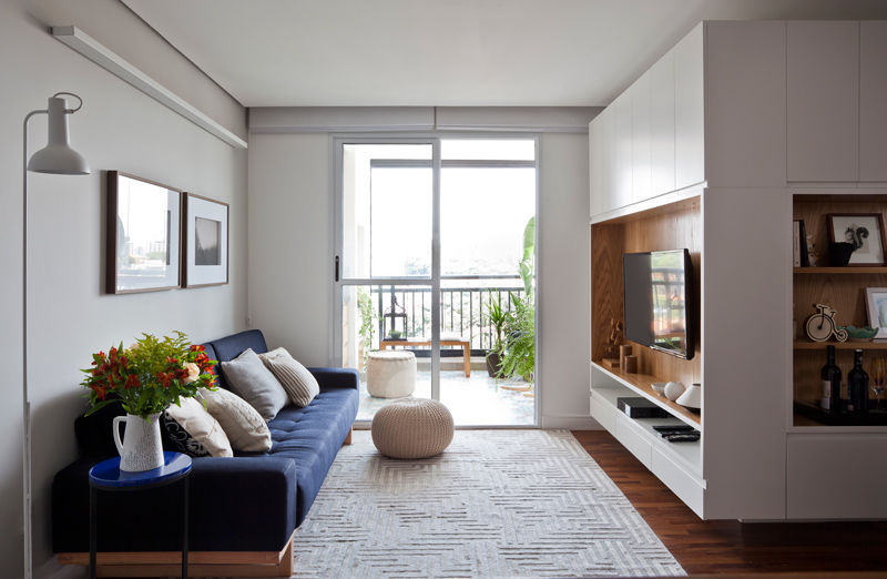 decoracao de sala com sofa azul