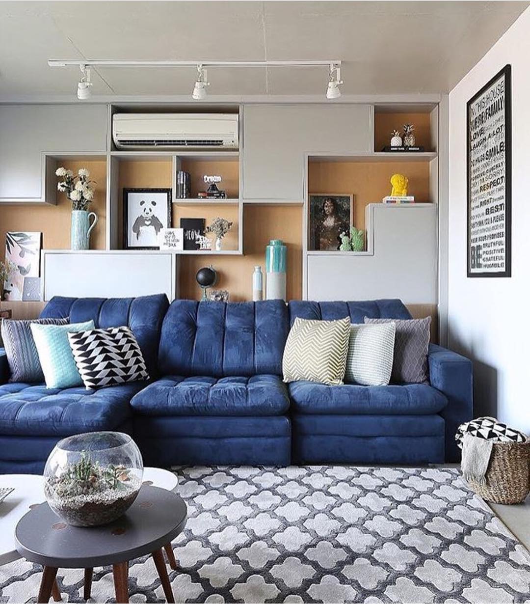 Decoração de sala pequena com sofá azul: dicas e inspirações