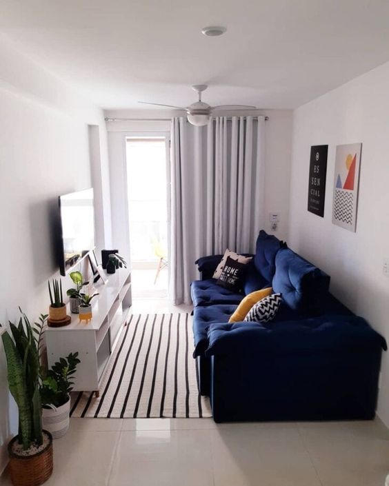 Almofadas e tapetes: os complementos perfeitos para o seu sofá azul