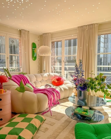 como usar cores vibrantes na sala de estar