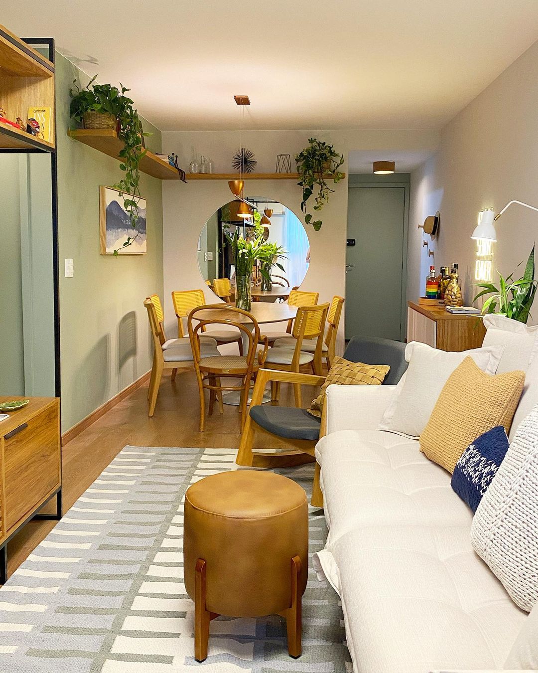 sala de estar masculina com bar e adega integrada