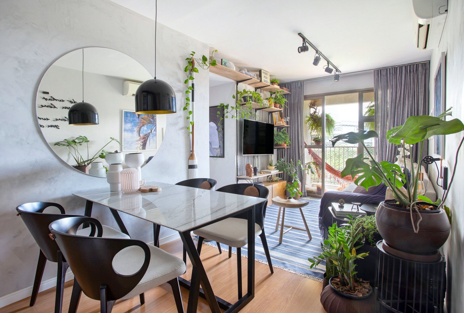 mesa redonda ou canto alemao para sala de jantar pequena