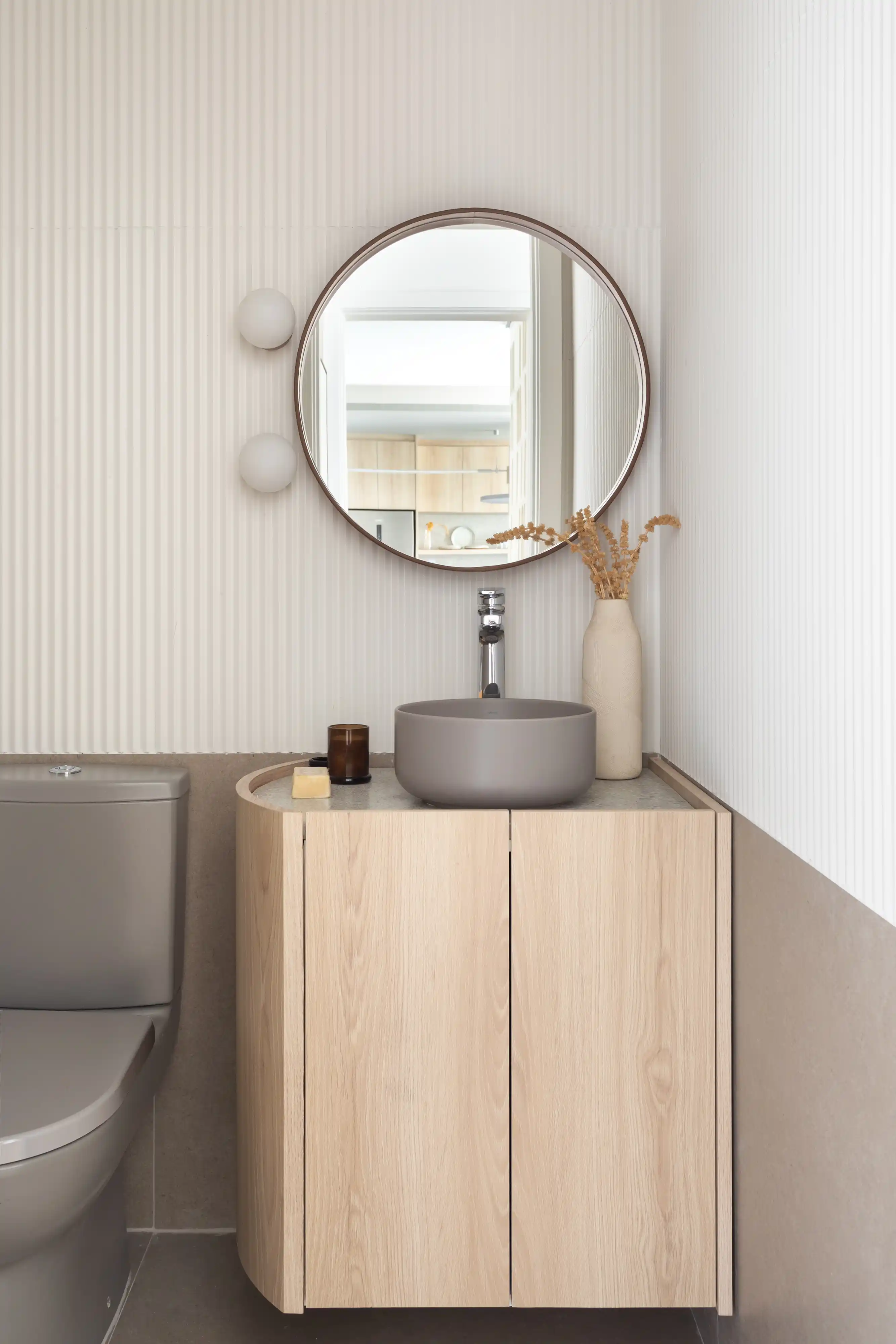 Organização Inteligente: Cestos e Nichos para Banheiros Amplos