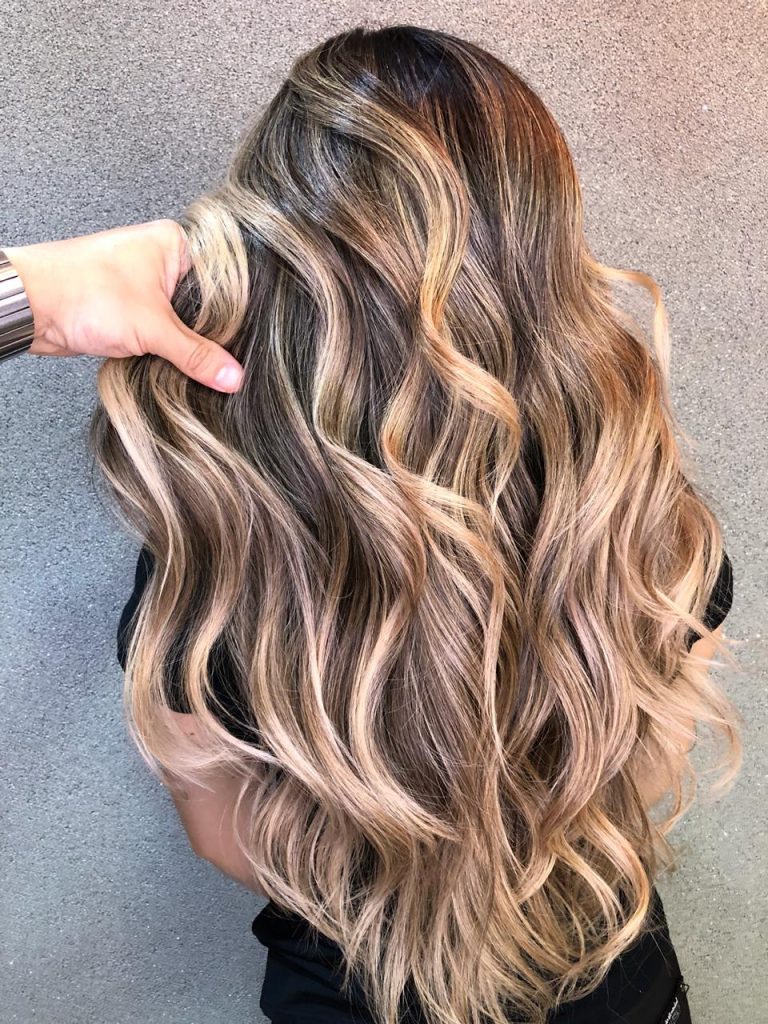 Descoloração em Cabelos Quimicamente Tratados: Riscos e Precauções