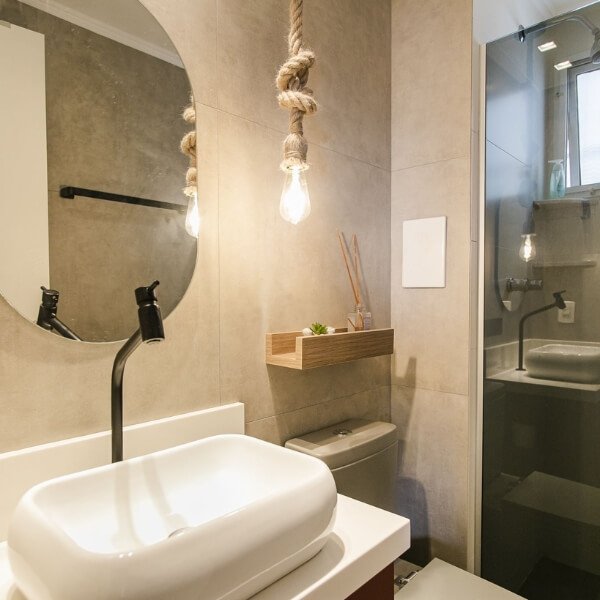 Iluminação estratégica: como transformar seu banheiro pequeno com LED e espelhos