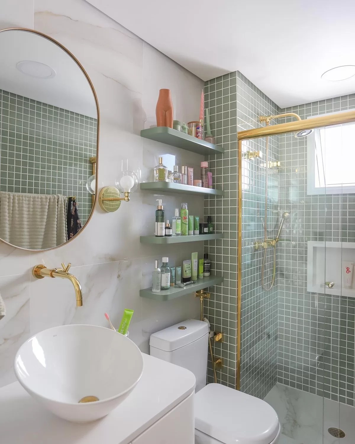 Cores que Ampliam: A Paleta Ideal para seu Banheiro Pequeno