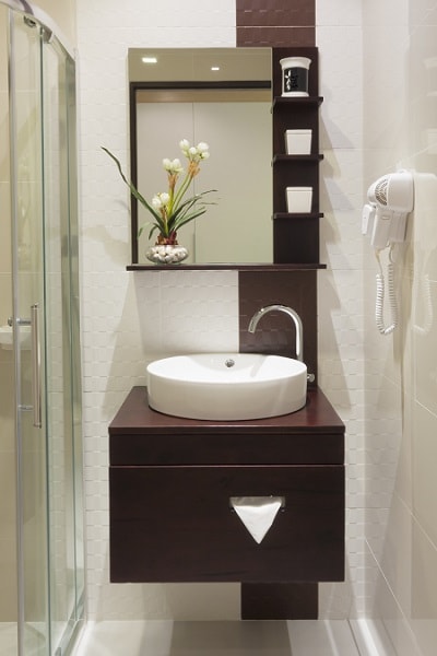 Soluções Criativas para Armazenamento em Banheiros Estreitos