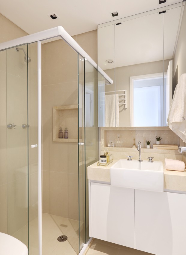 Cores que Ampliam: A Paleta Ideal para seu Banheiro Pequeno