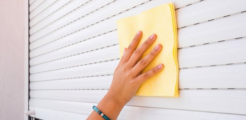 limpeza de persianas de rolo com pano úmido