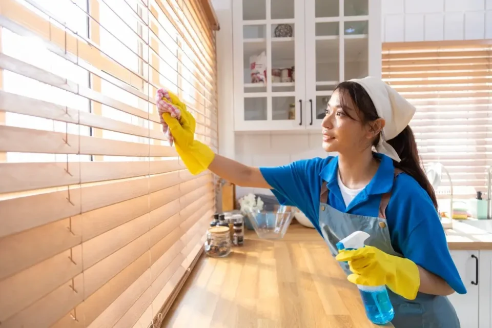 limpeza de persianas de rolo com pano úmido