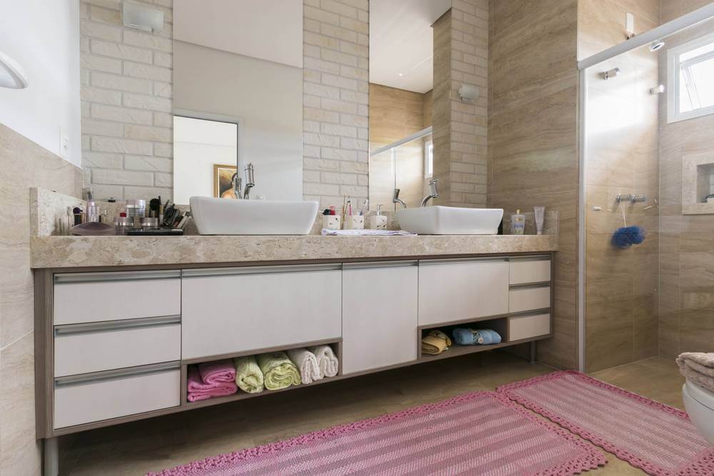 organização de banheiro com pouco espaço