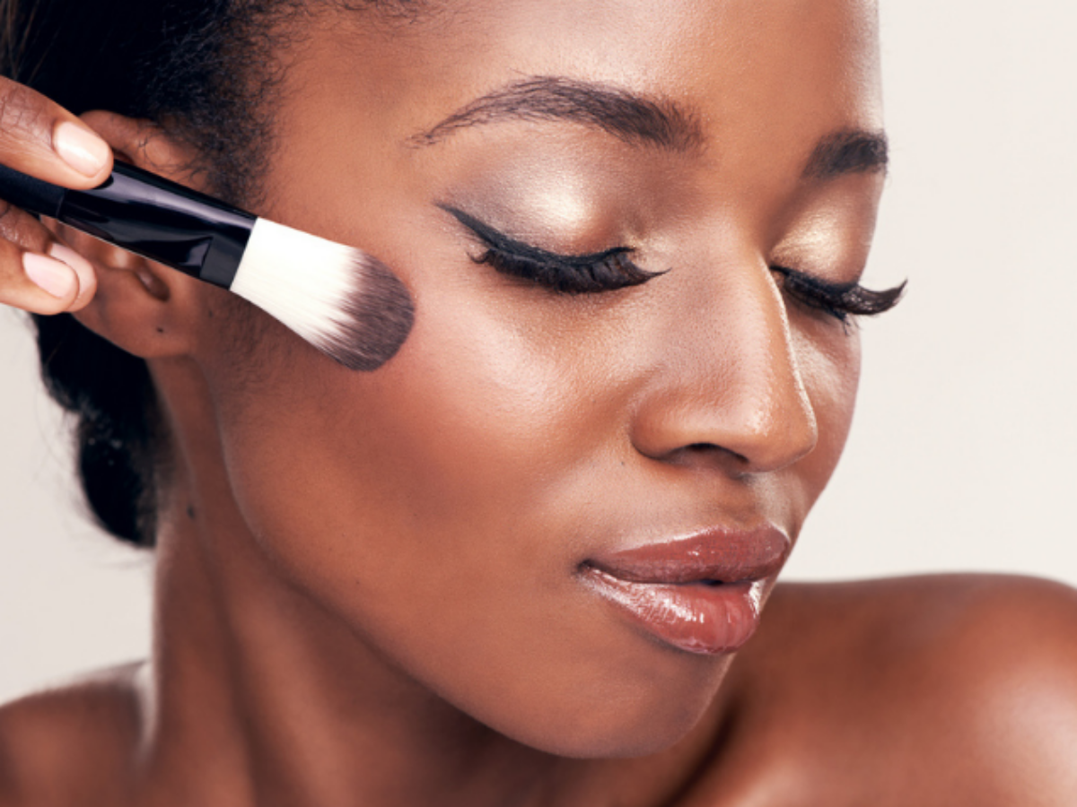 iluminador para pele madura como aplicar