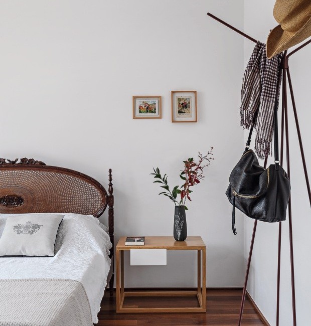 como fazer mesa de cabeceira com caixote de feira