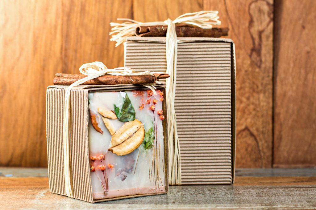 Algodão Cru e Outros Tecidos Naturais: Embalagens Sustentáveis para Bijuterias e Roupas