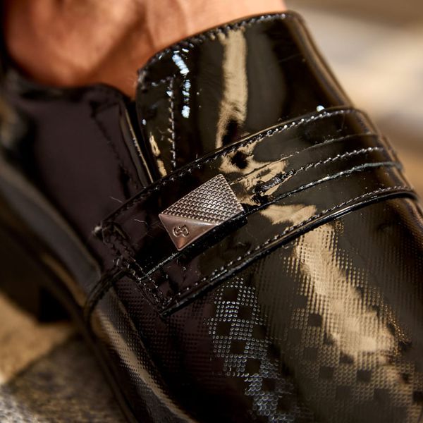 sapatos envernizados