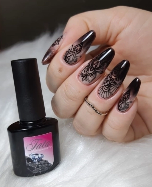 Dicas para fazer seu esmalte preto durar mais tempo nas unhas