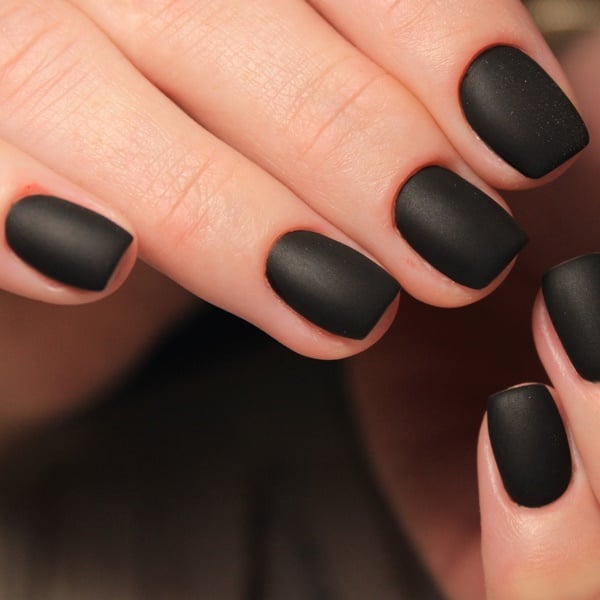 Como escolher o esmalte preto ideal para cada ocasião