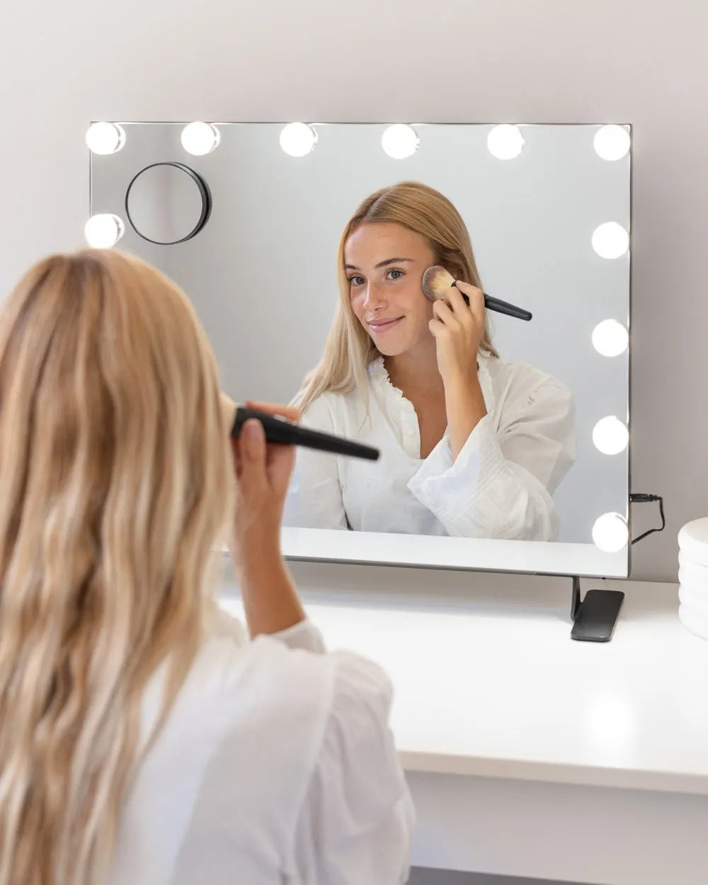 Espelhos de Aumento com LED: Detalhes que Transformam Sua Maquiagem