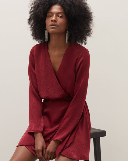 Guia de Tecidos Nobres: A Base do Look Esporte Fino Feminino