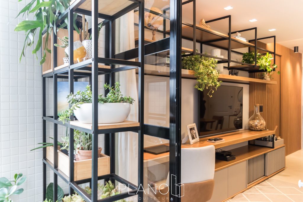 Estilo Industrial em Casa: Dicas para Integrar Estantes de Aço na Decoração