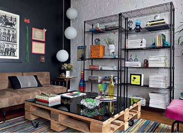 Estilo Industrial em Casa: Dicas para Integrar Estantes de Aço na Decoração