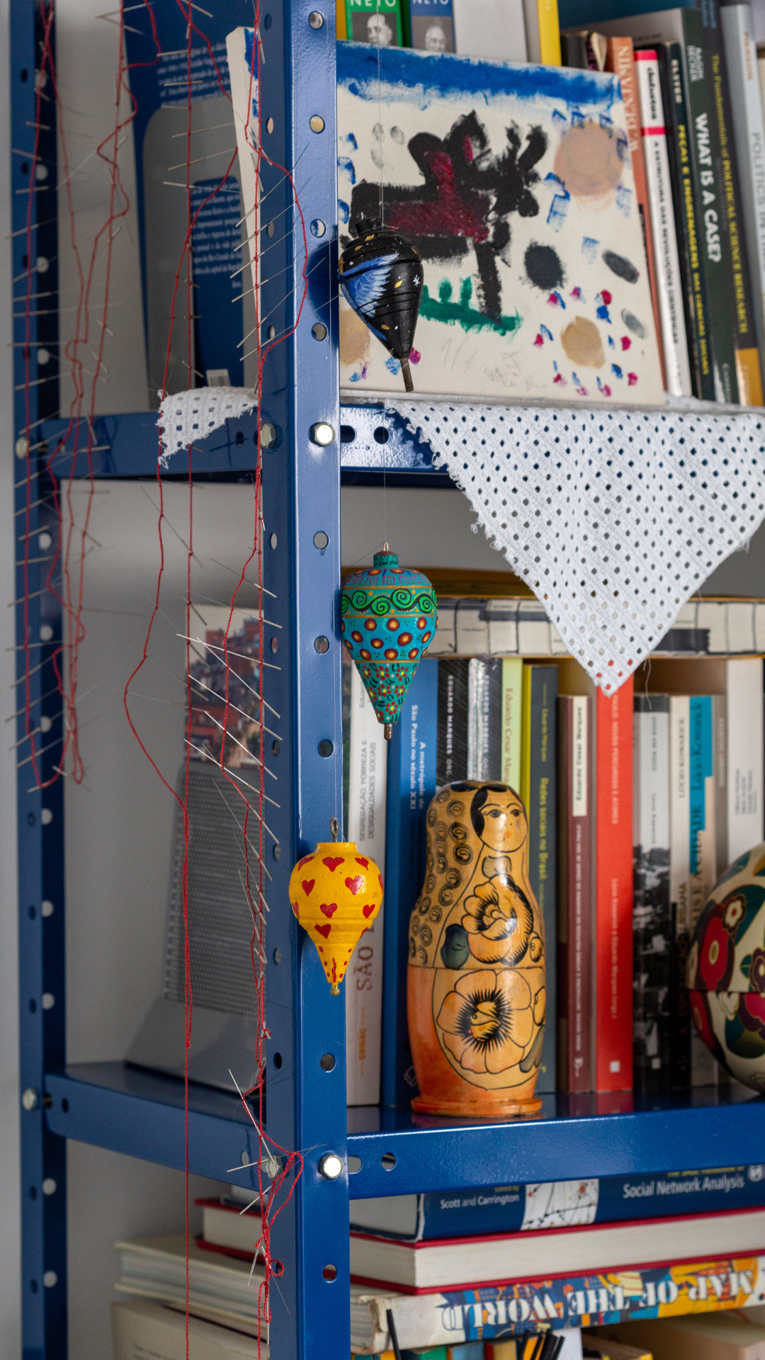 Estilo Industrial em Casa: Dicas para Integrar Estantes de Aço na Decoração