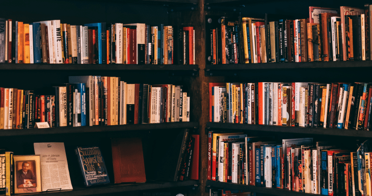 estante de livros