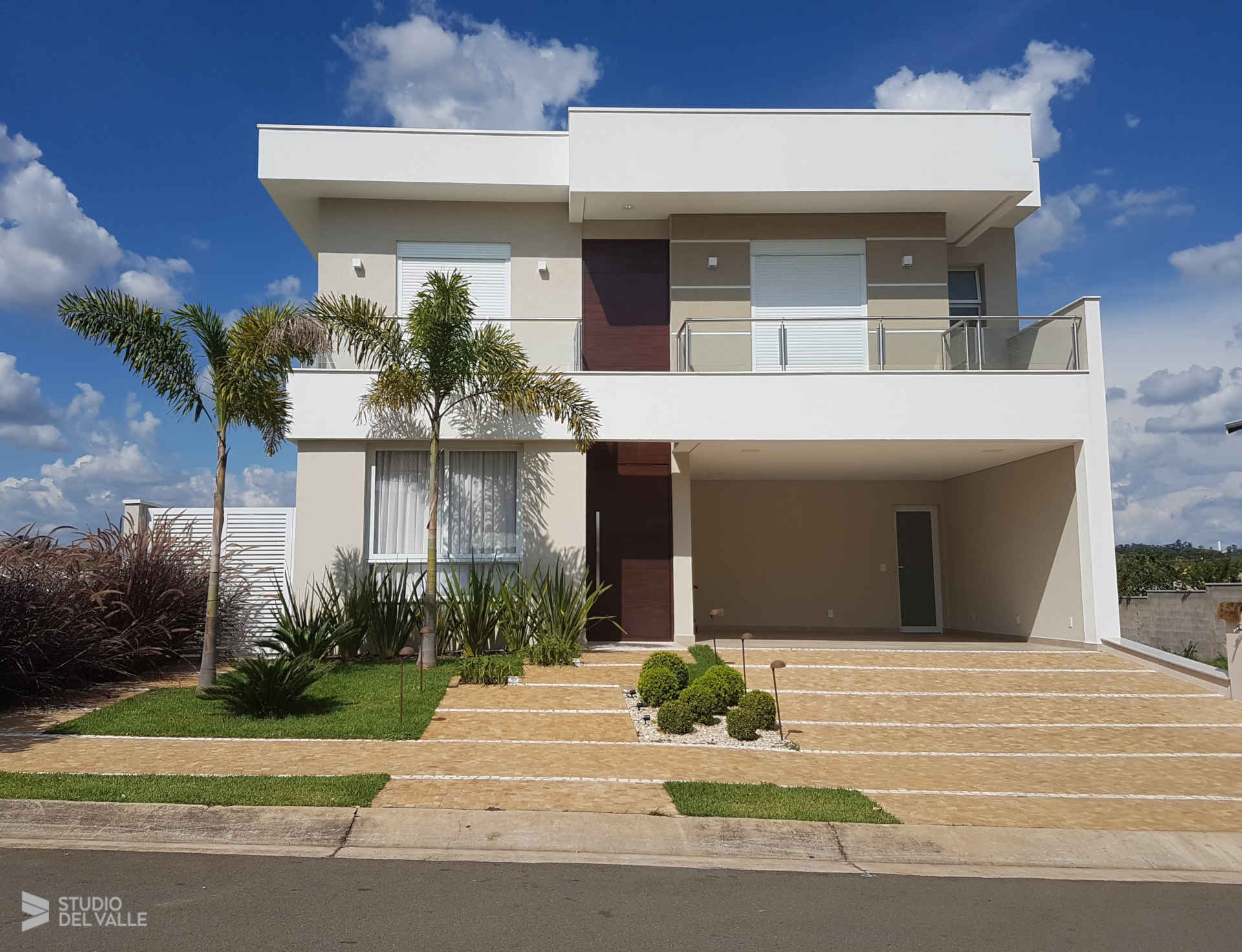 fachada de sobrado com pe direito duplo