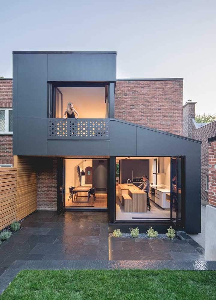 Como Escolher a Porta Ideal para um Sobrado com Pé Direito Duplo