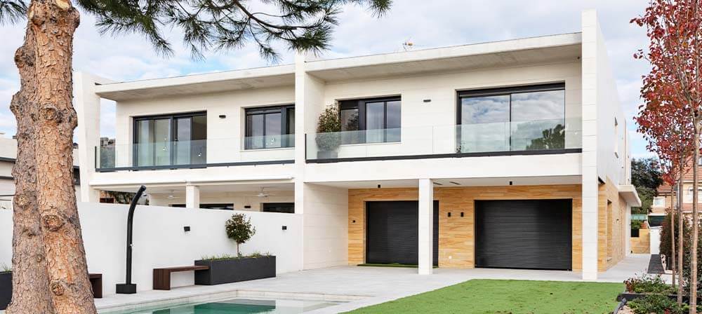 fachada de casa com telhado embutido