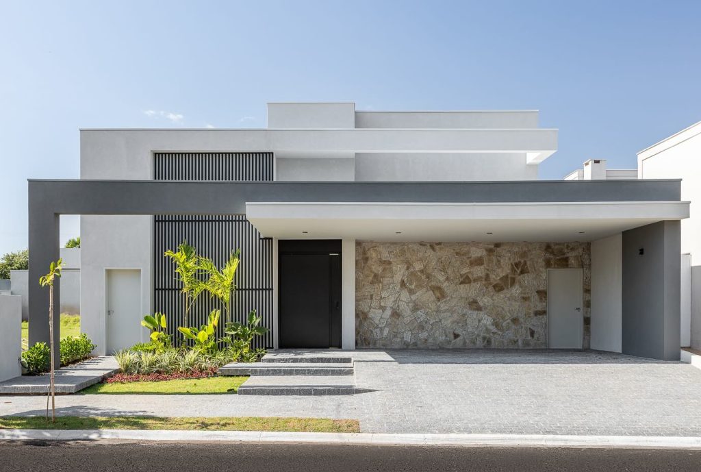 fachada de casa com telhado embutido