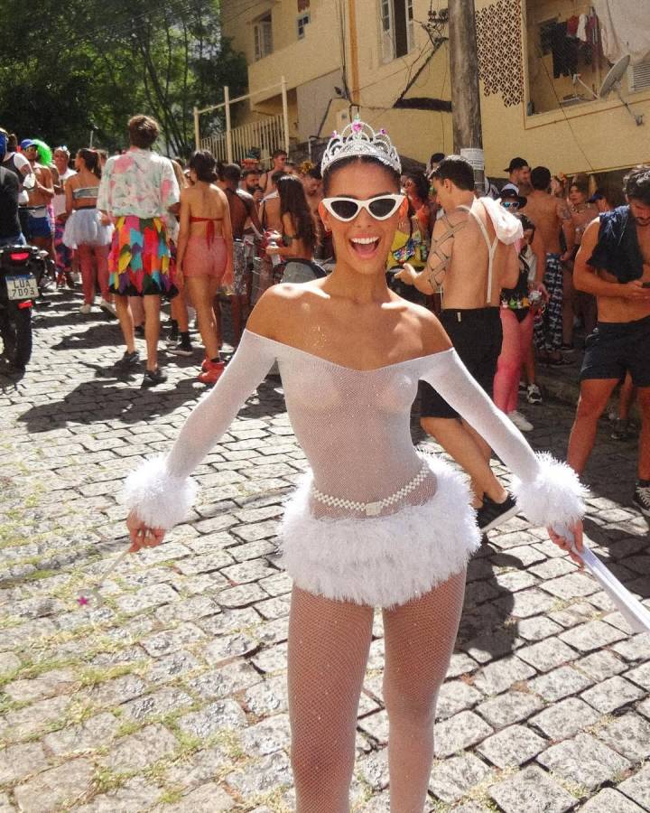 fantasia de luxo carnaval 2026 atelie ou escola de samba qual escolher