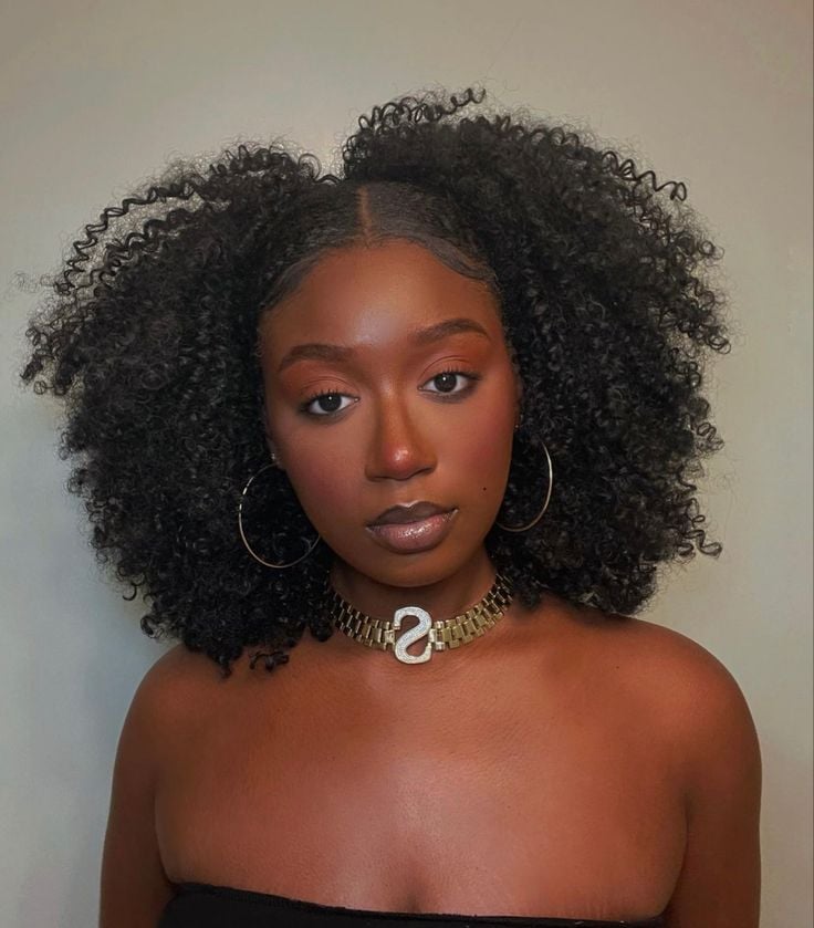 Cabelo Crespo Curto: Adapte as Técnicas de Finalização para Fios Menores