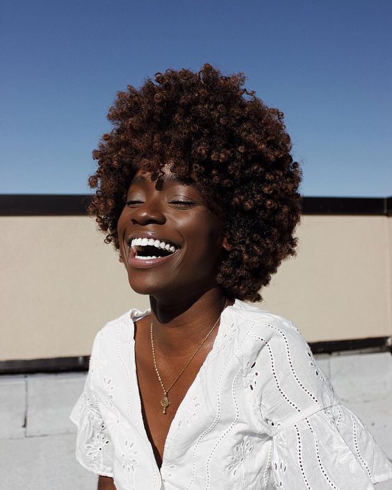 Cabelo Crespo Curto: Adapte as Técnicas de Finalização para Fios Menores