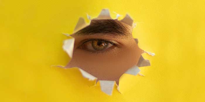 Olhos Claros e Fotofobia: Mitos e Verdades sobre a Sensibilidade à Luz