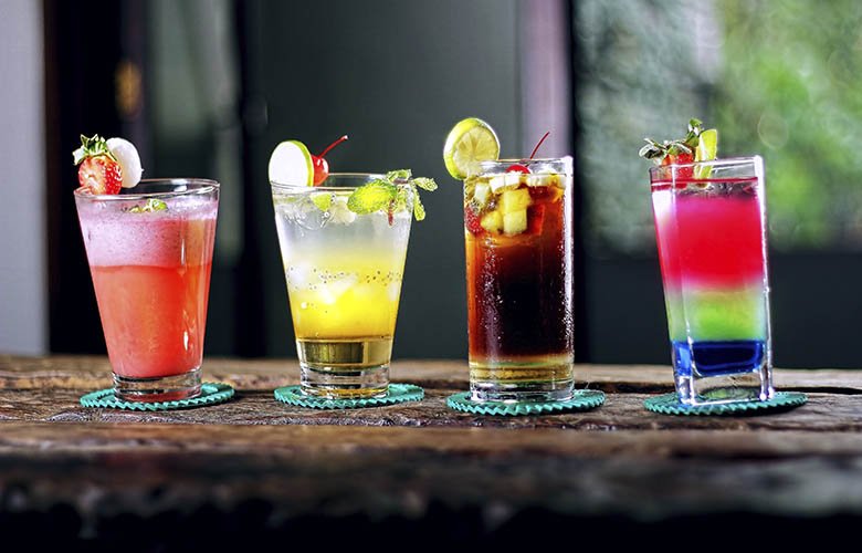 Receitas de Gelo Decorativo com Frutas e Ervas para Coquetéis